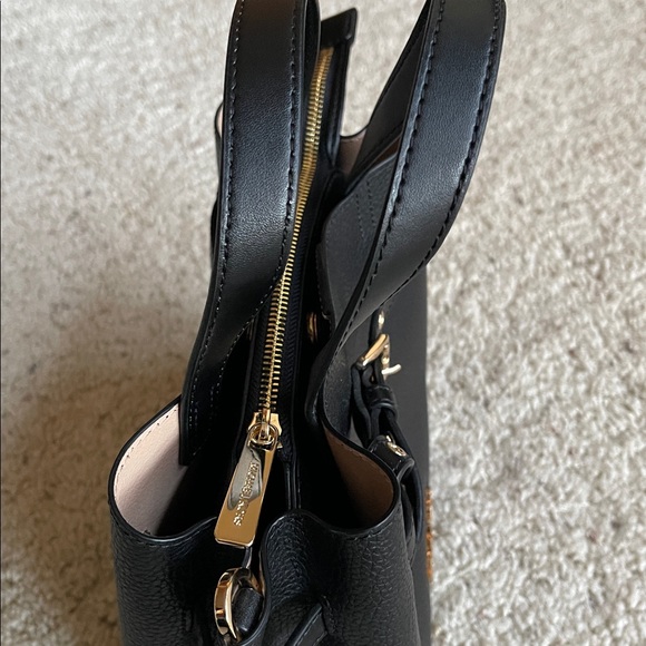 NWOT MINT MICHAEL KORS LEATHER PURSE BAG W GOLD ACCENTS - Picture 4 of 14